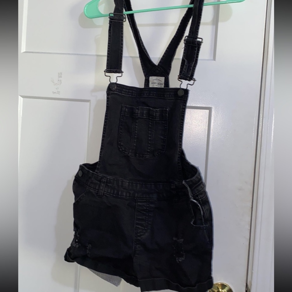 Overalls / romper - Black. Pockets and buttons on each side. 

Size- Medium